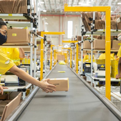 Funcionários do Mercado Livre trabalhando em centro logístico durante a operação da Black Friday no Brasil.
