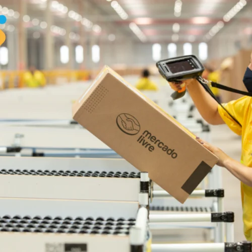 Centro logístico do Mercado Livre com pacotes sendo preparados para envio