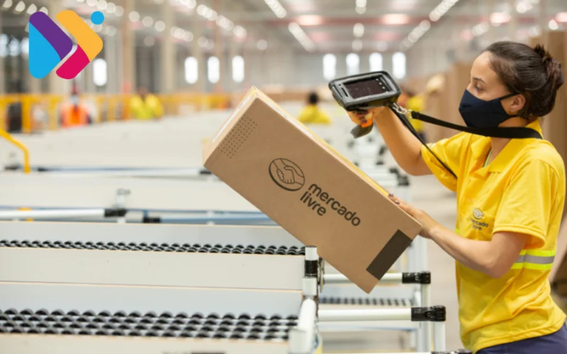 Centro logístico do Mercado Livre com pacotes sendo preparados para envio